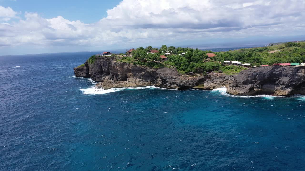 岩石海岸，大海和多云天空的组合。旅行的概念。努Penida。无人机的观点。视频下载