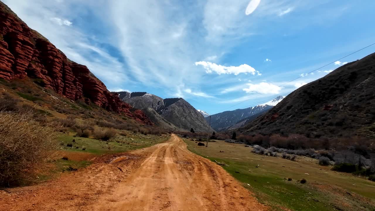 红色的路通往红岩旁边的高山视频素材