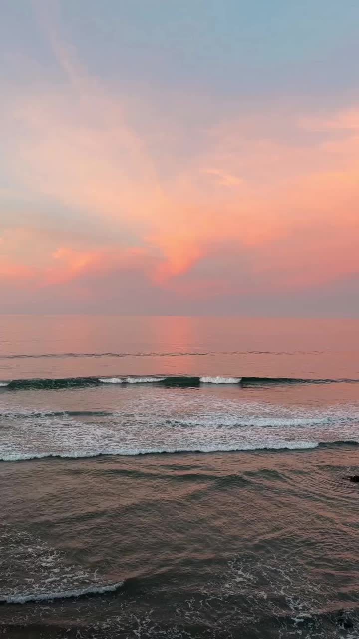 大海是平静的，天空是美丽的粉红色视频素材