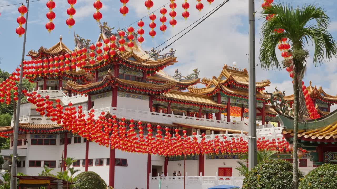 马来西亚吉隆坡天后寺的外观，在中国新年庆祝活动期间，有数百个红灯笼视频下载