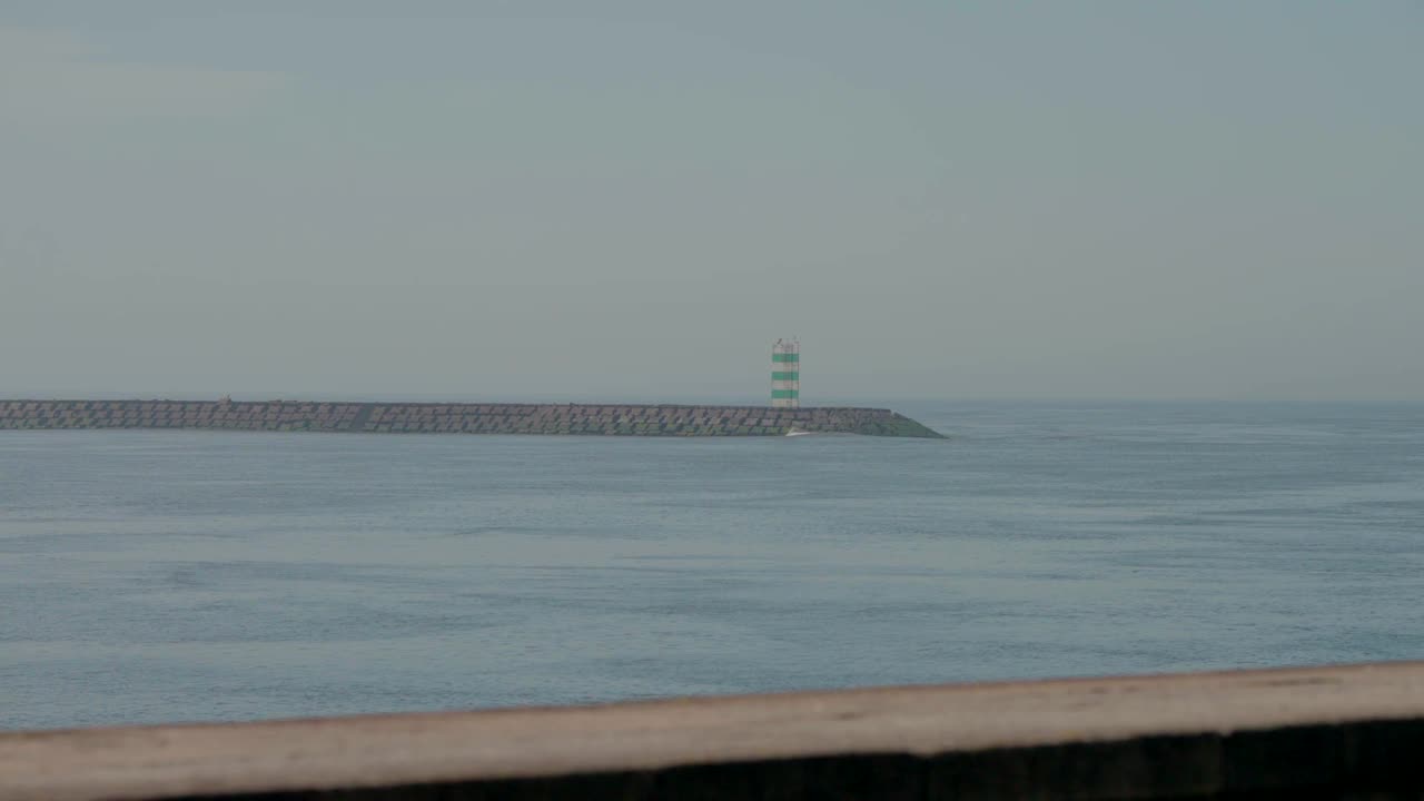 暗淡的海景和遥远的灯塔视频素材