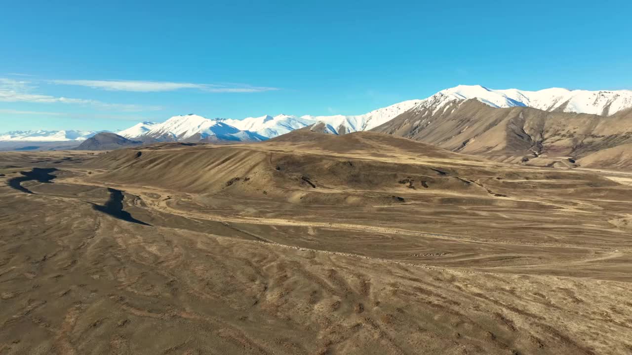 从费尔利开车到蒂卡波湖，无人机拍摄了干燥贫瘠的农业乡村景色视频素材