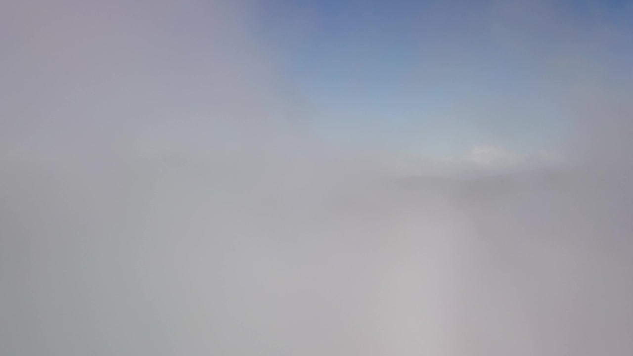 在夏威夷的哈雷阿卡拉火山斜坡上，无人机拍摄的云图。视频素材