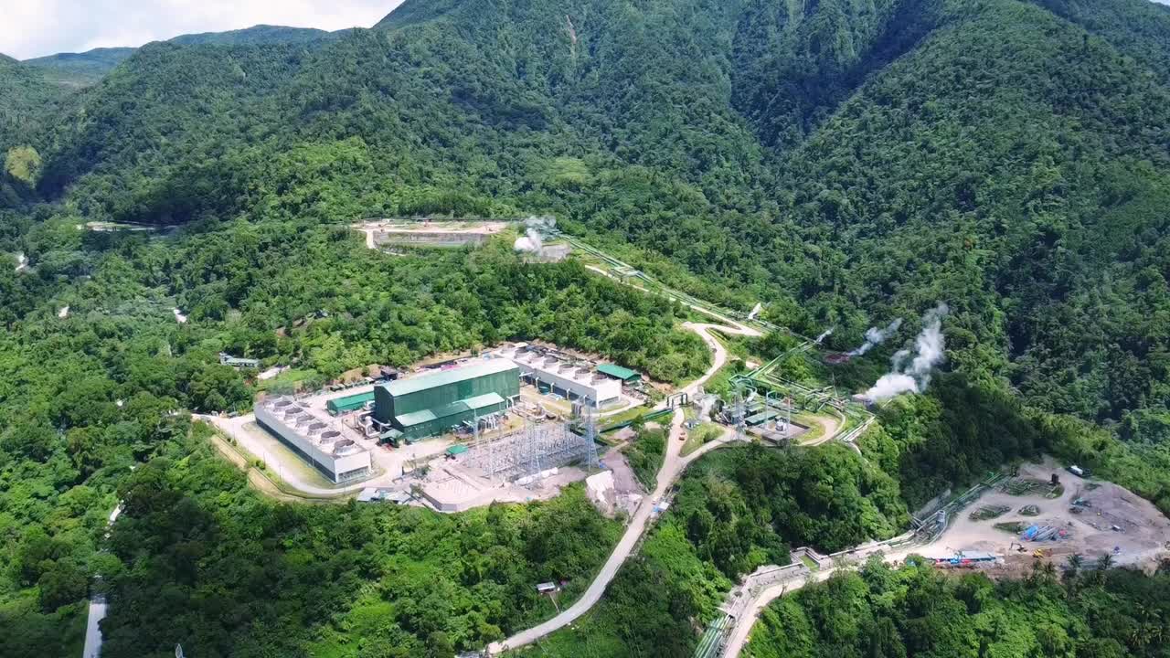 山区地热发电厂鸟瞰图。可再生能源视频素材