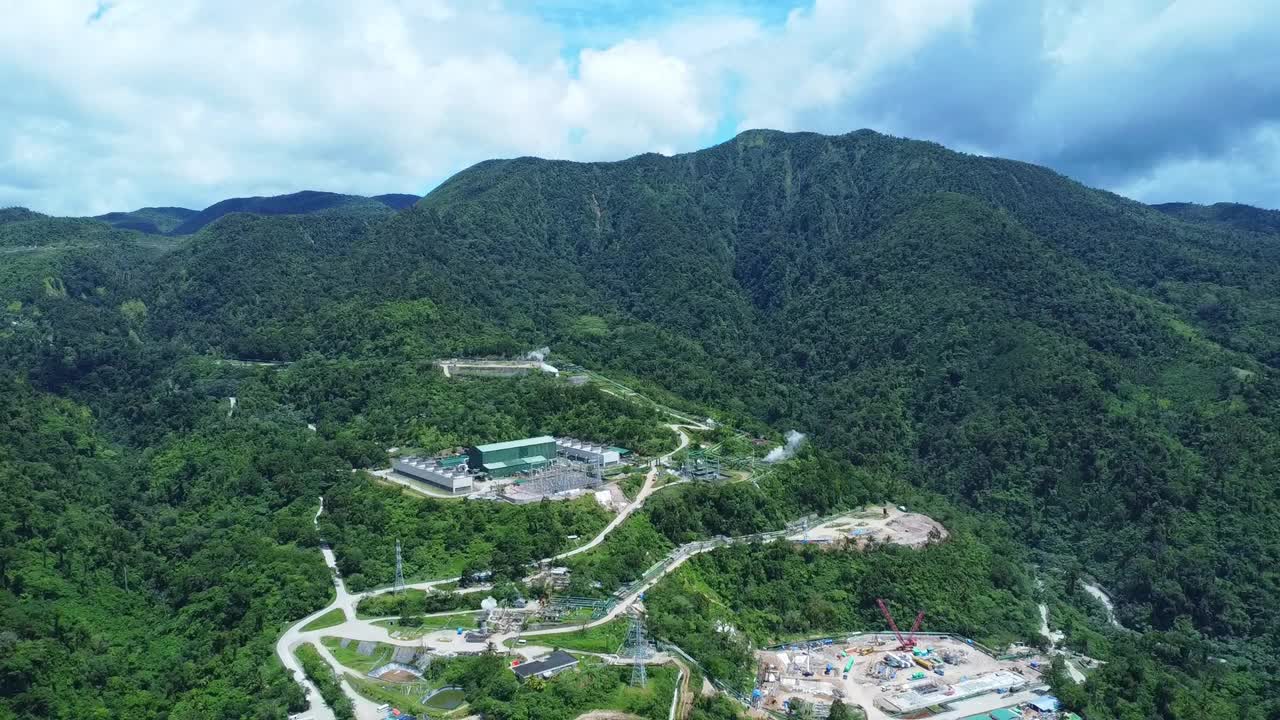 山区地热发电厂鸟瞰图。视频素材