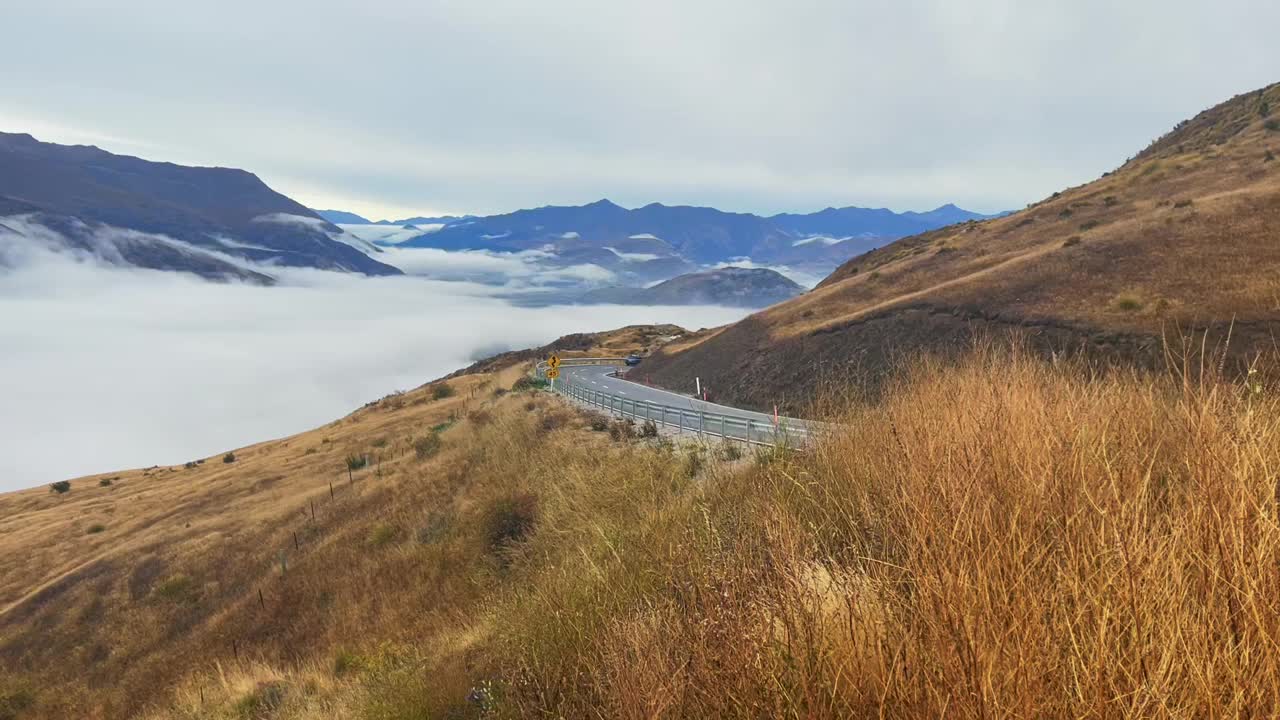 皇冠山脉阿尔卑斯山口峰顶下的皇后镇山谷低云的视频风景视频下载