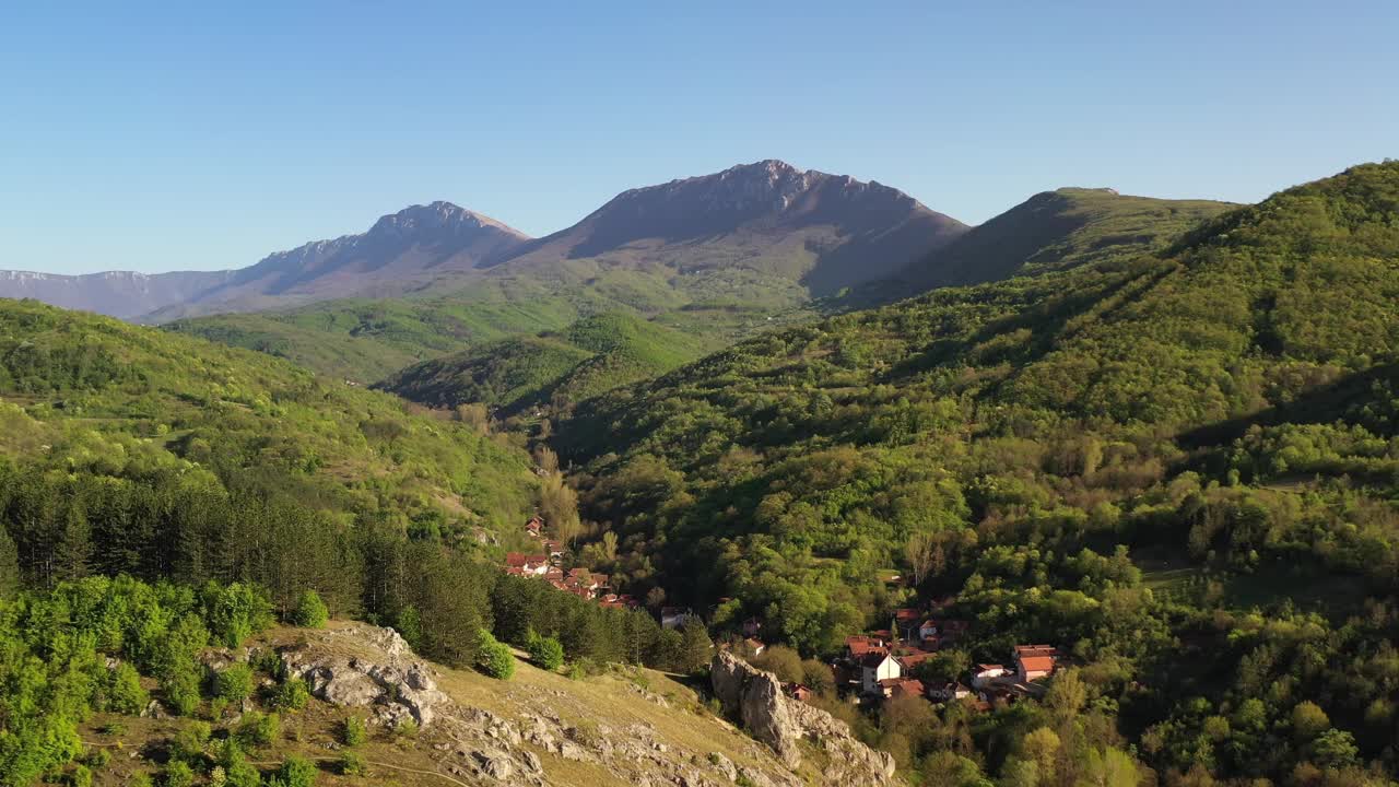 男越野跑者在山顶放松，欣赏风景视频素材