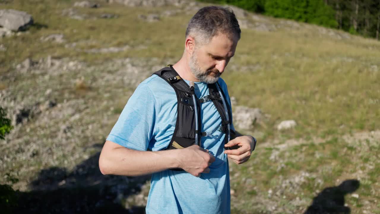 在落基山间小道上准备运动训练的越野跑者视频素材