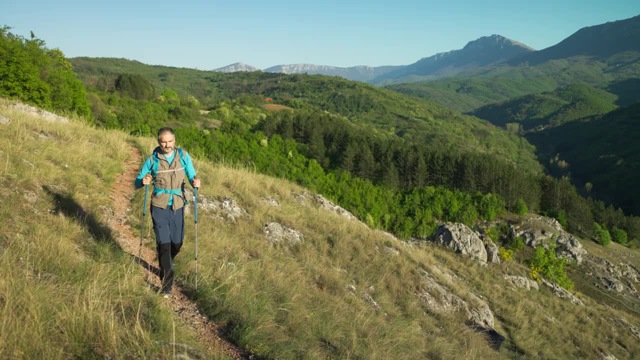 一个人在山里徒步旅行视频素材