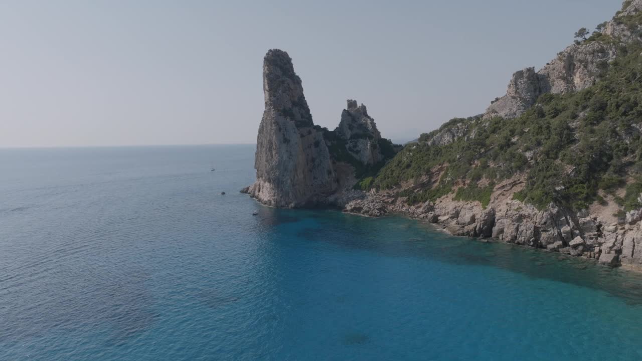 鲍尼海岸，悬崖和清澈的海水，鸟瞰图，撒丁岛，意大利视频下载