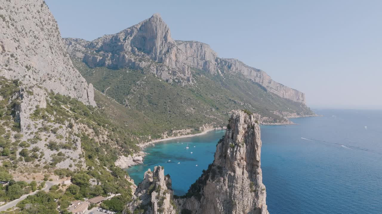 鲍尼海岸，悬崖和清澈的海水，鸟瞰图，撒丁岛，意大利视频下载