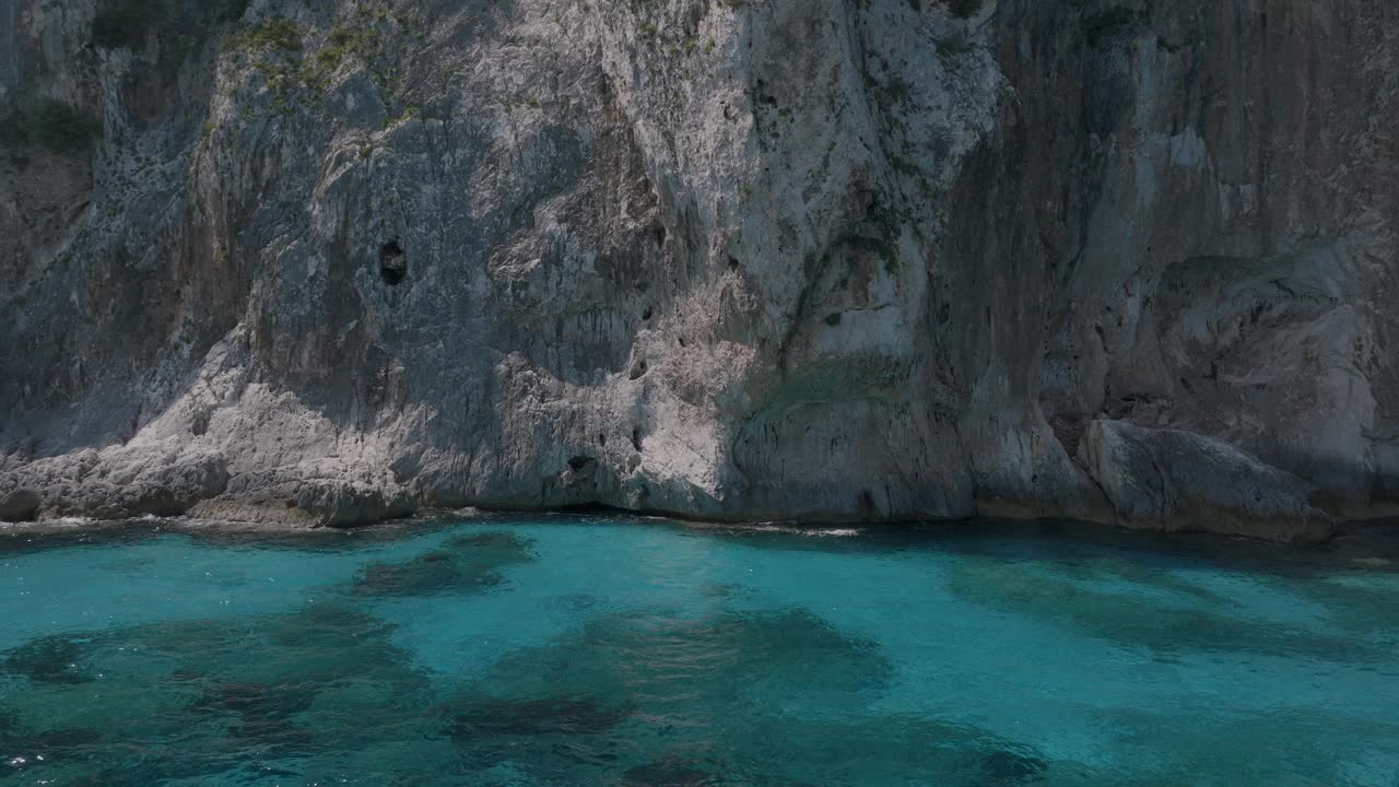 鲍尼海岸，悬崖和清澈的海水，鸟瞰图，撒丁岛，意大利视频下载