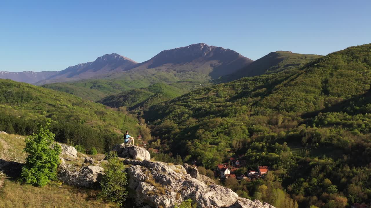 男越野跑者在山顶放松，欣赏风景视频素材