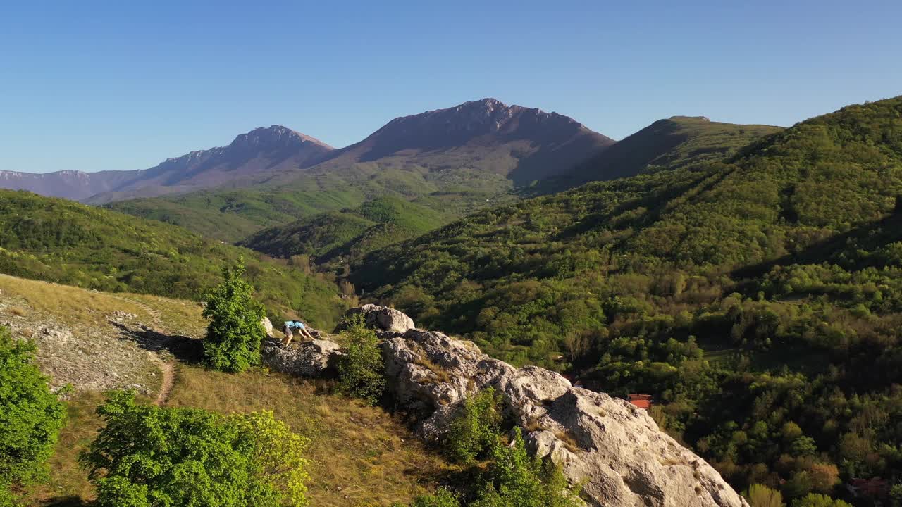 男越野跑者在山顶放松，欣赏风景视频素材