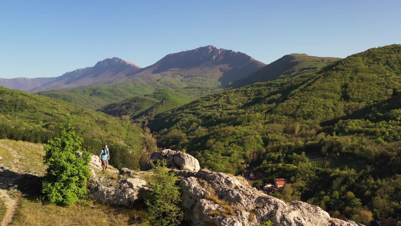 男越野跑者在山顶放松，欣赏风景视频素材