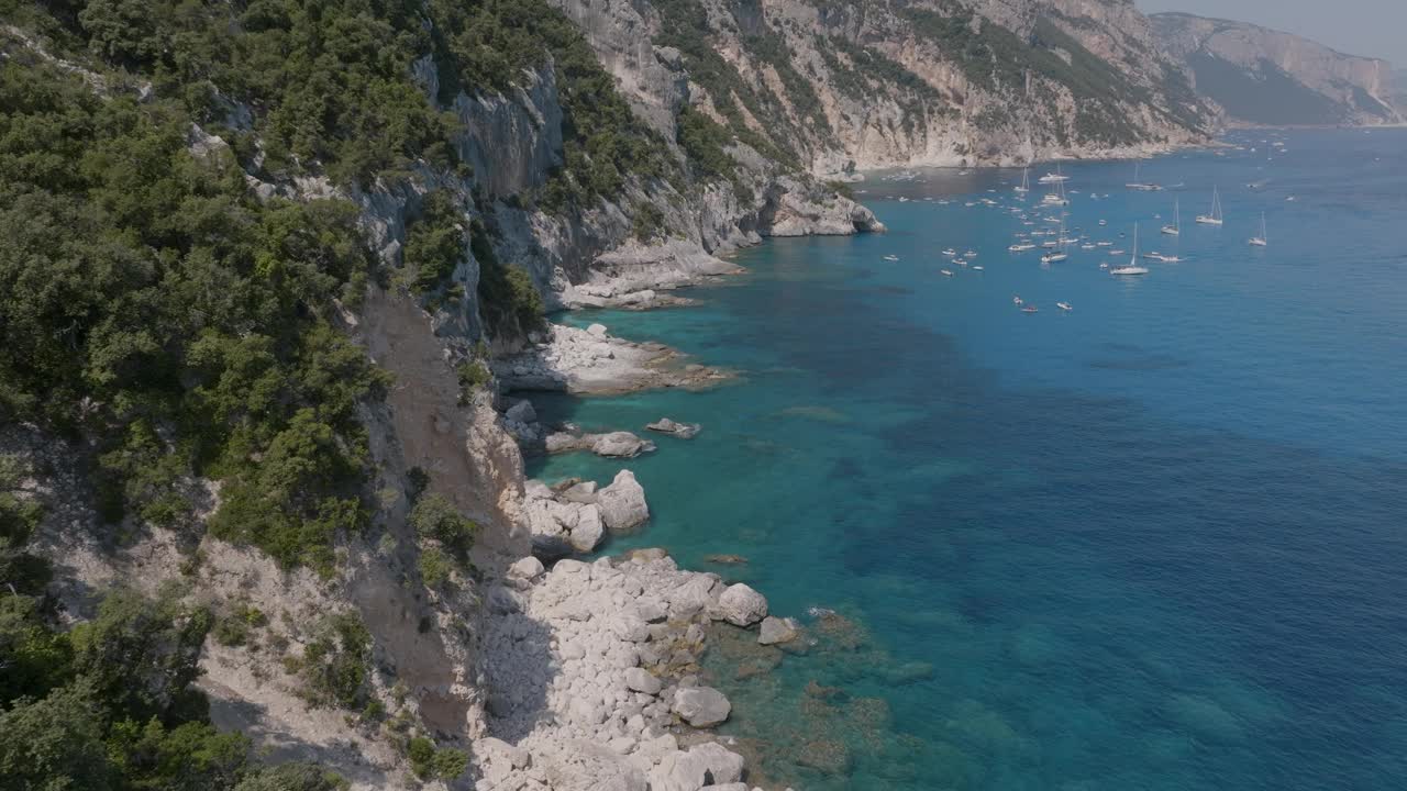 鲍尼海岸，悬崖和清澈的海水，鸟瞰图，撒丁岛，意大利视频下载