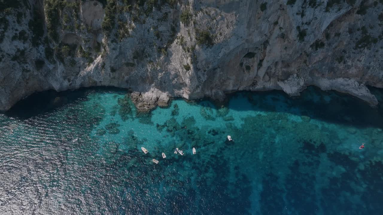 鲍尼海岸，悬崖和清澈的海水，鸟瞰图，撒丁岛，意大利视频下载