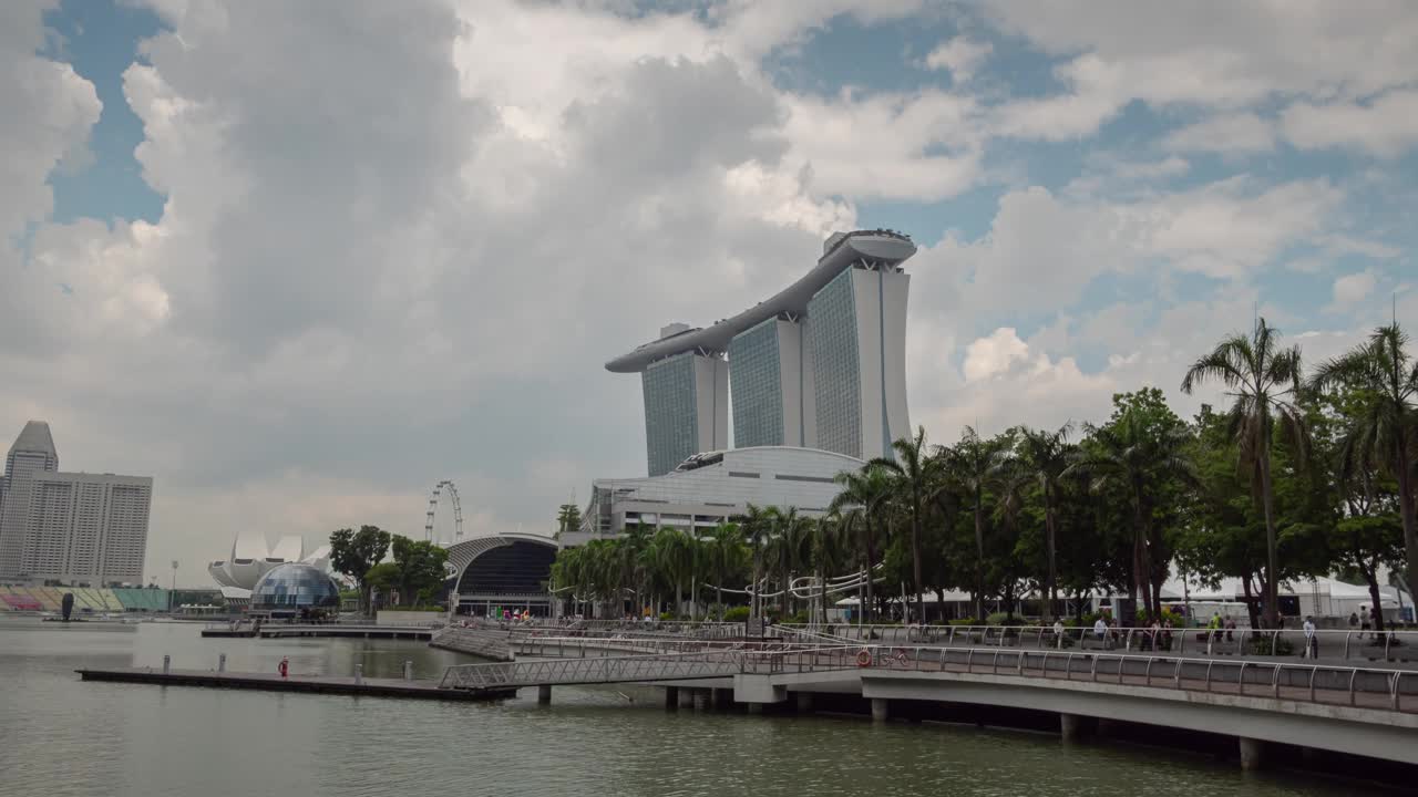 阳光明媚的一天，新加坡市中心著名的滨海湾全景4k延时拍摄视频素材