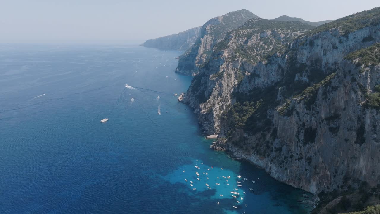 鲍尼海岸，悬崖和清澈的海水，鸟瞰图，撒丁岛，意大利视频下载