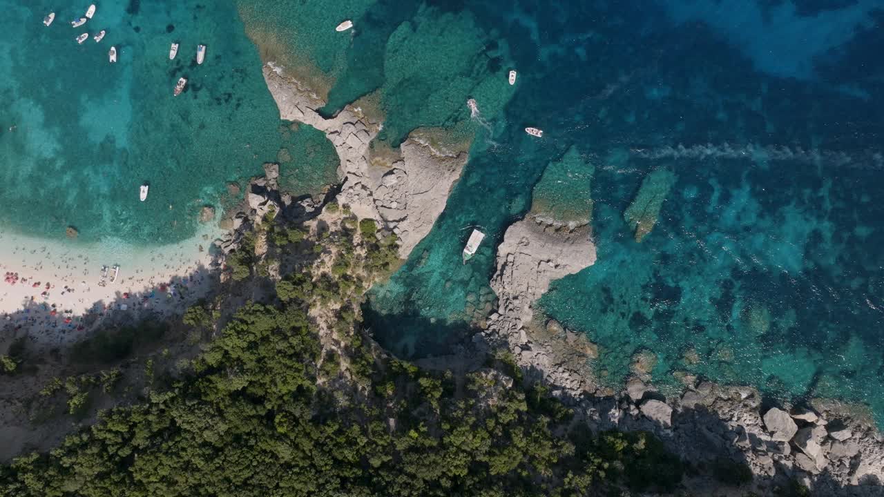 鲍尼海岸，悬崖和清澈的海水，鸟瞰图，撒丁岛，意大利视频下载