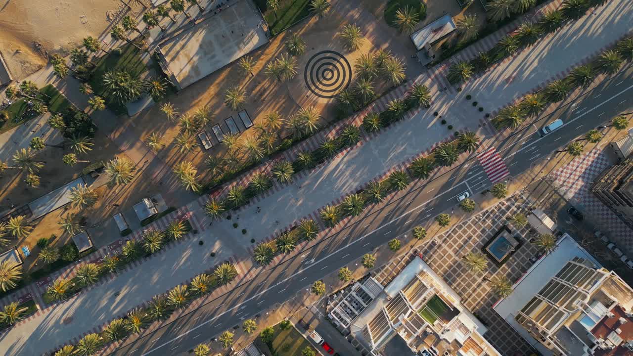 小巷与棕榈树鸟瞰图，步行街和汽车道路在日落，漫步在异国情调的热带度假胜地，直接在空中无人机观看4k视频素材