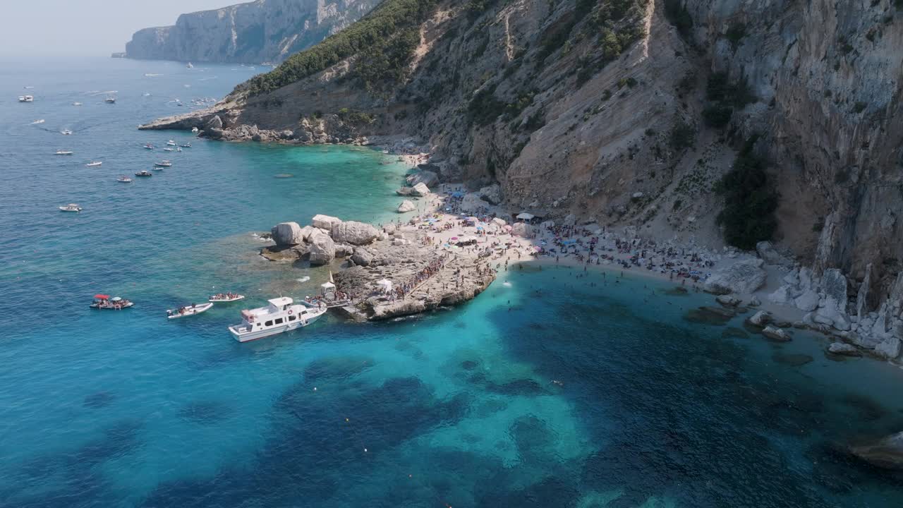 鲍尼海岸，悬崖和清澈的海水，鸟瞰图，撒丁岛，意大利视频下载