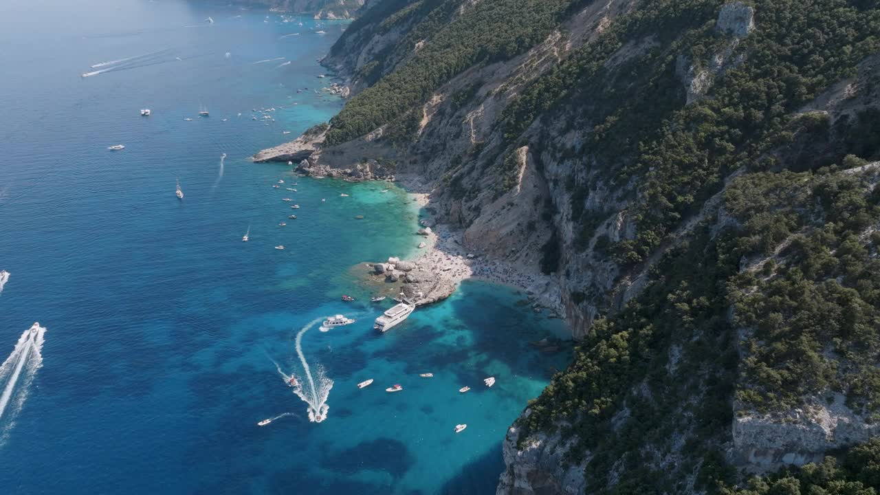 鲍尼海岸，悬崖和清澈的海水，鸟瞰图，撒丁岛，意大利视频下载