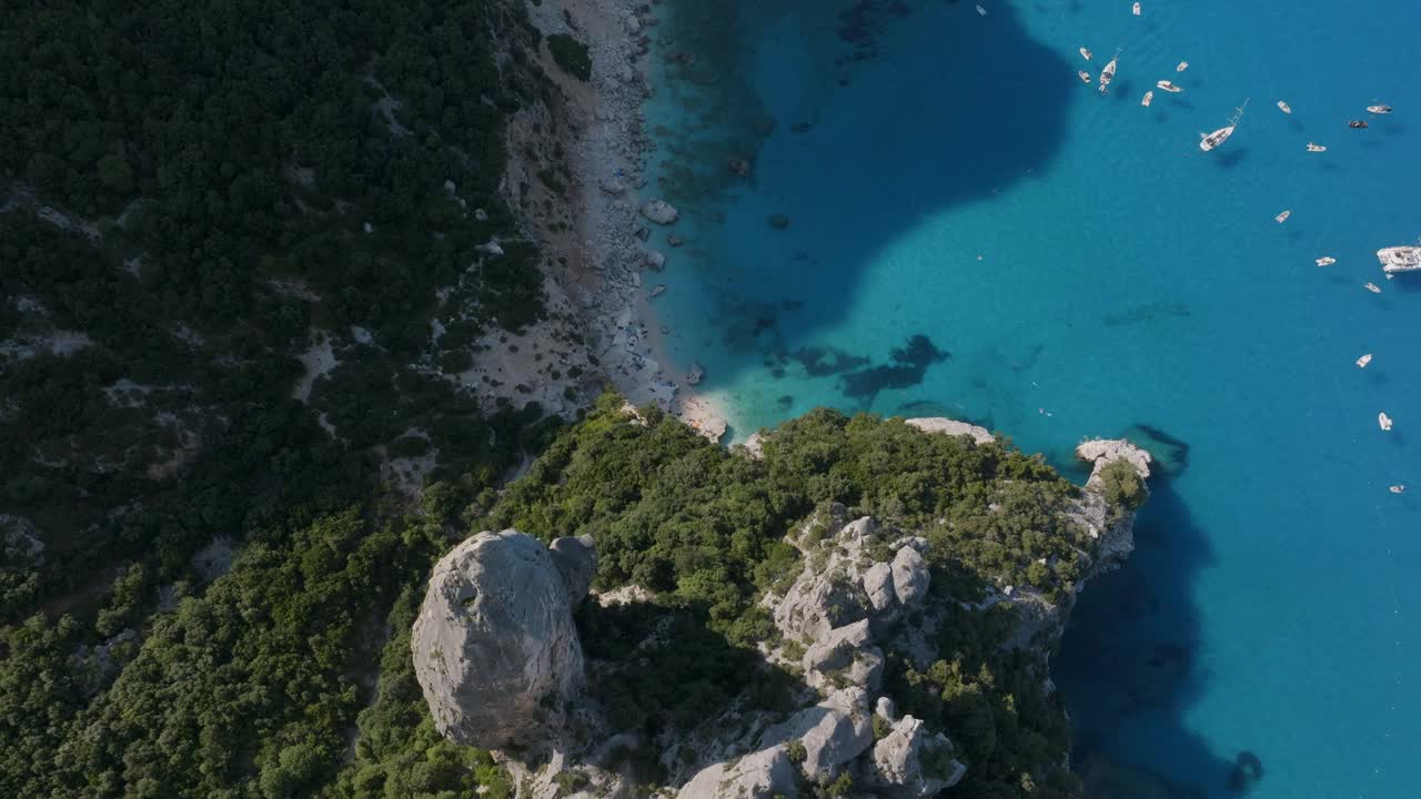 鲍尼海岸，悬崖和清澈的海水，鸟瞰图，撒丁岛，意大利视频下载