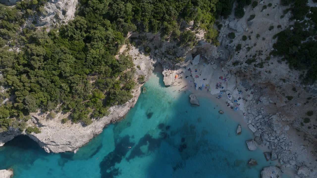 鲍尼海岸，悬崖和清澈的海水，鸟瞰图，撒丁岛，意大利视频下载