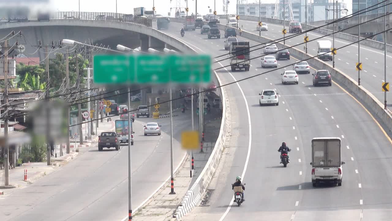 曼谷交通傍晚时分高速公路上的车辆和人群视频素材