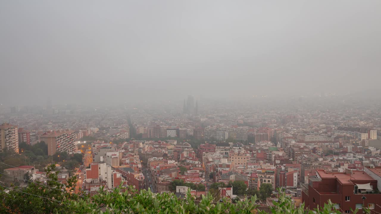 暮色照明巴塞罗那城市山顶全景4k延时西班牙视频素材