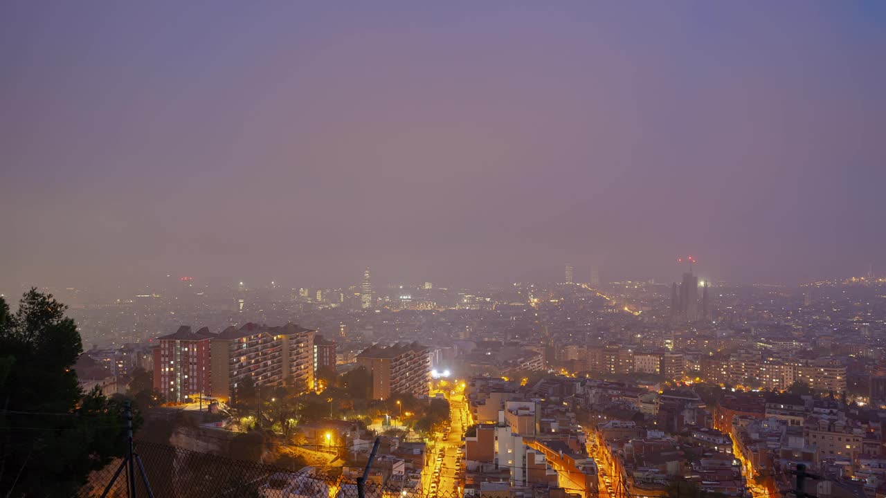 夜间照明巴塞罗那城市景观交通街道山顶全景4k延时西班牙视频素材