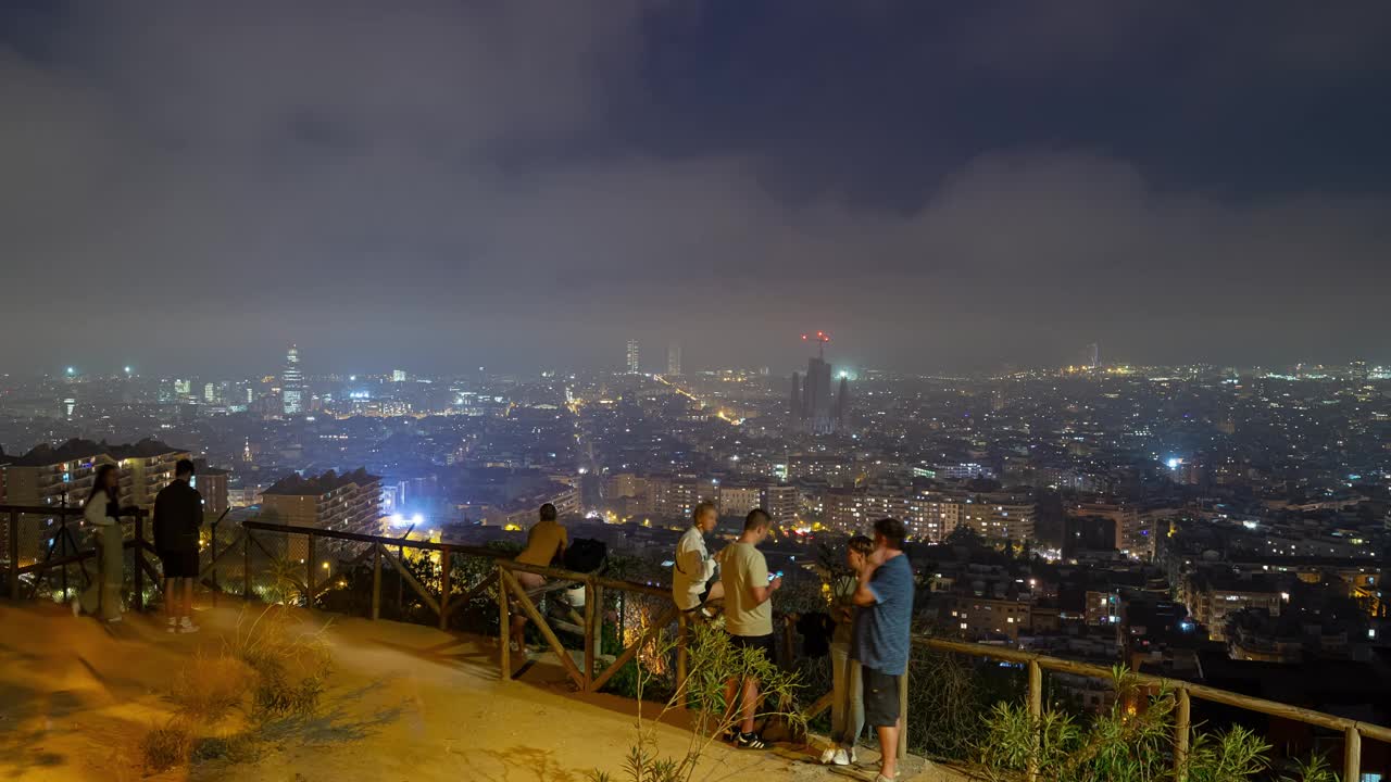 夜间照明巴塞罗那市著名的山顶观景全景4k延时西班牙视频素材