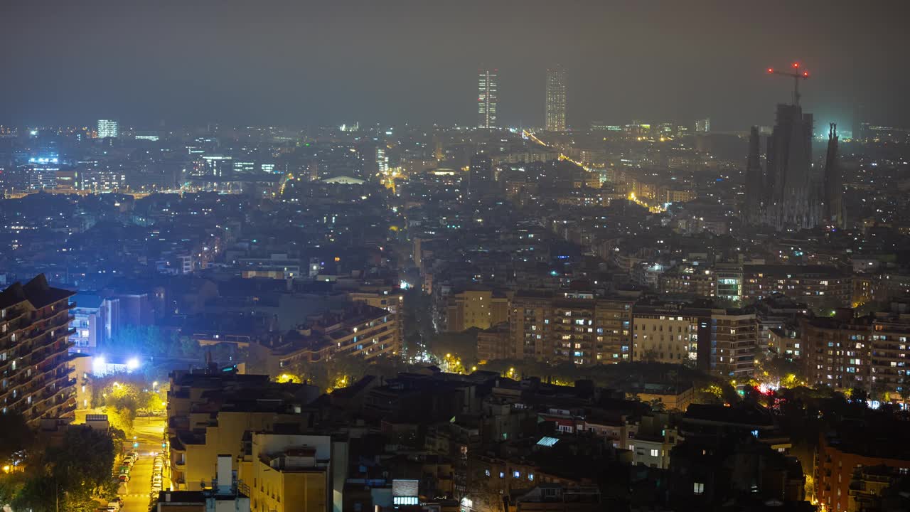 夜晚照亮巴塞罗那城市景观交通街道山顶全景4k延时西班牙视频素材