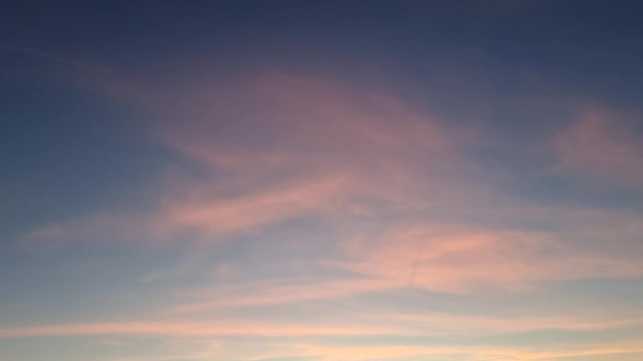 清晨日出，移动的云呈橙黄色和蓝色视频下载