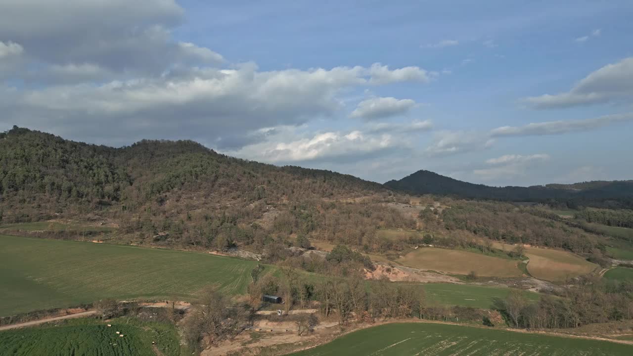 地中海乡村地区田野的鸟瞰图视频素材