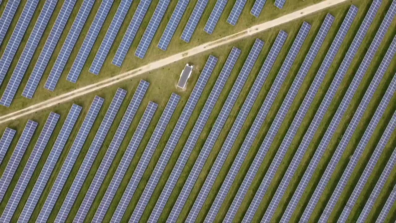 英国太阳能电池板农场视频素材