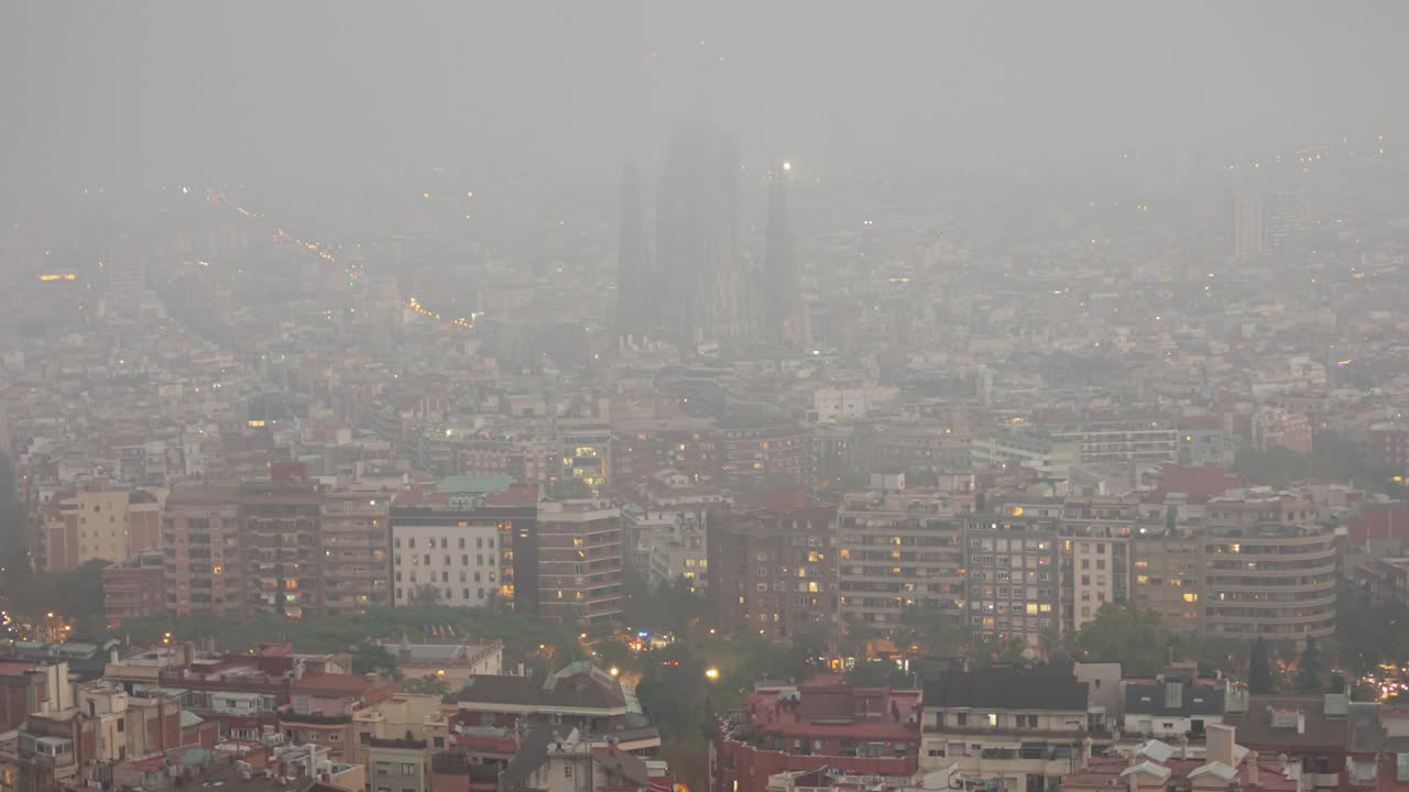 日落暮光巴塞罗那市著名的顶景大教堂区全景4k延时西班牙视频素材