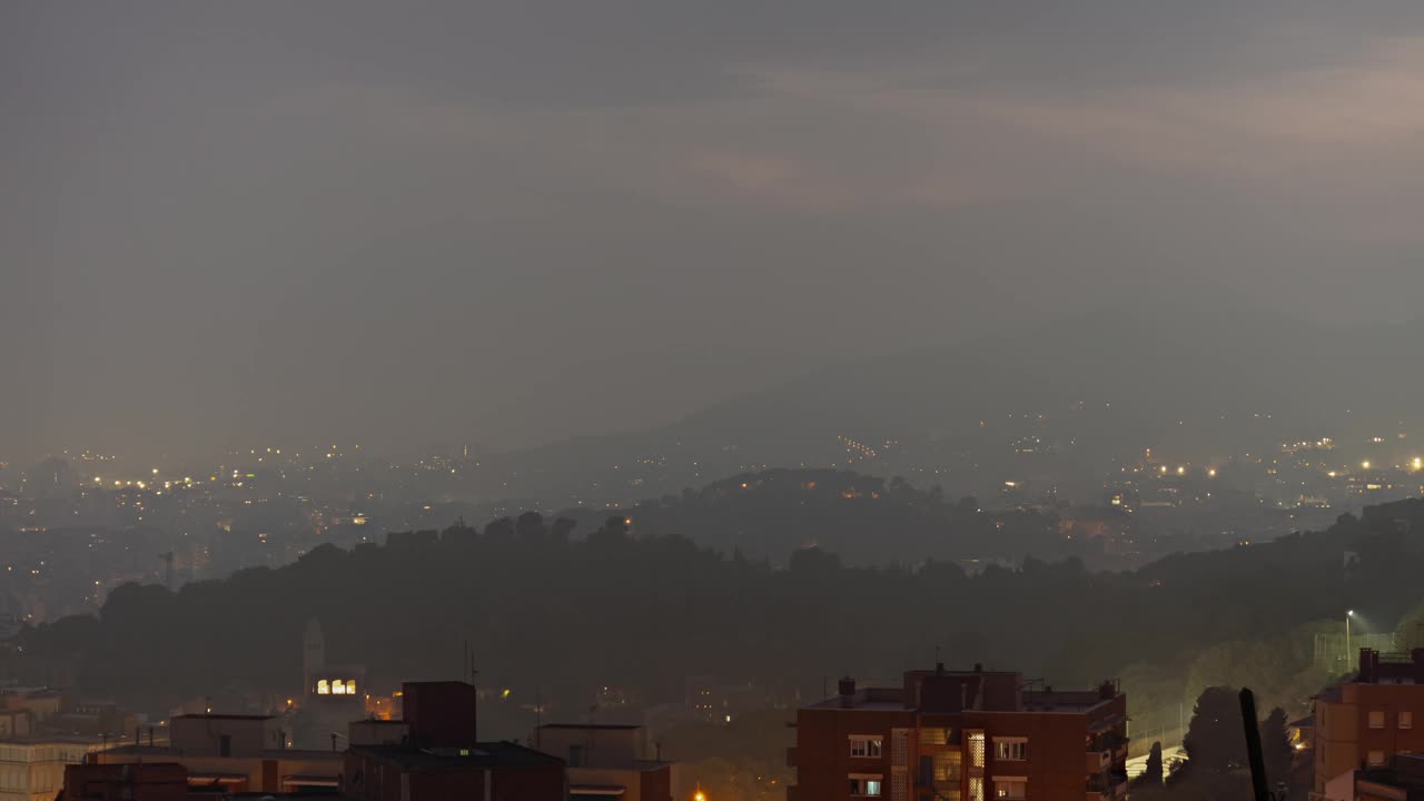 暮光之夜烟雾巴塞罗那城市山顶全景4k延时西班牙视频素材