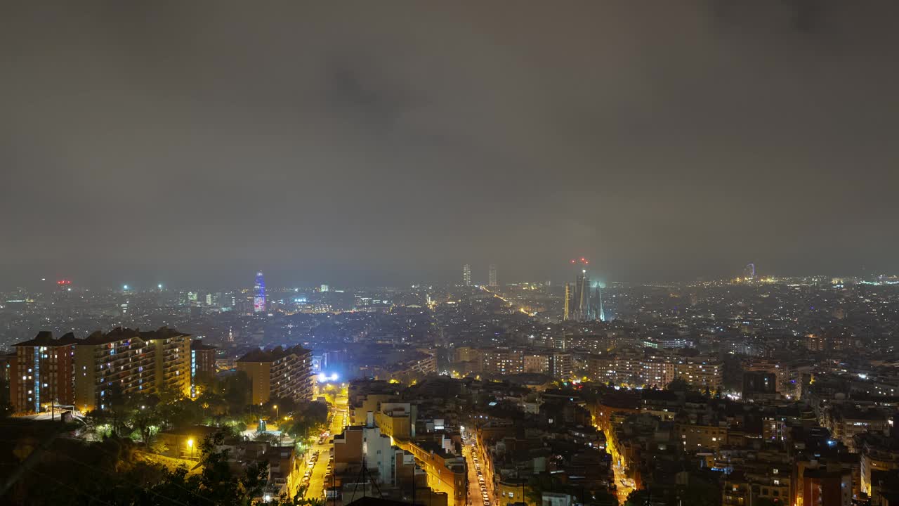 夜晚照亮巴塞罗那城市景观著名的全景全景4k延时西班牙视频素材