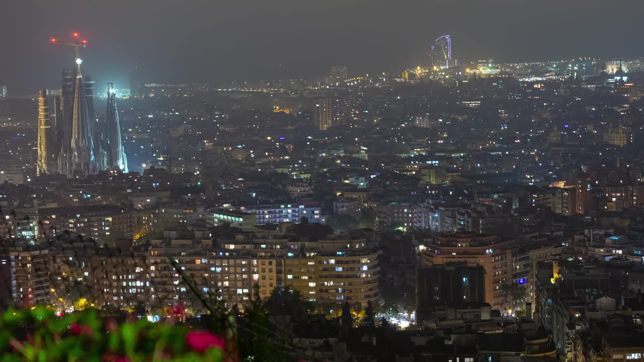 夜光巴塞罗那市著名的顶级大教堂欣赏盛开的花朵全景4k延时西班牙视频素材