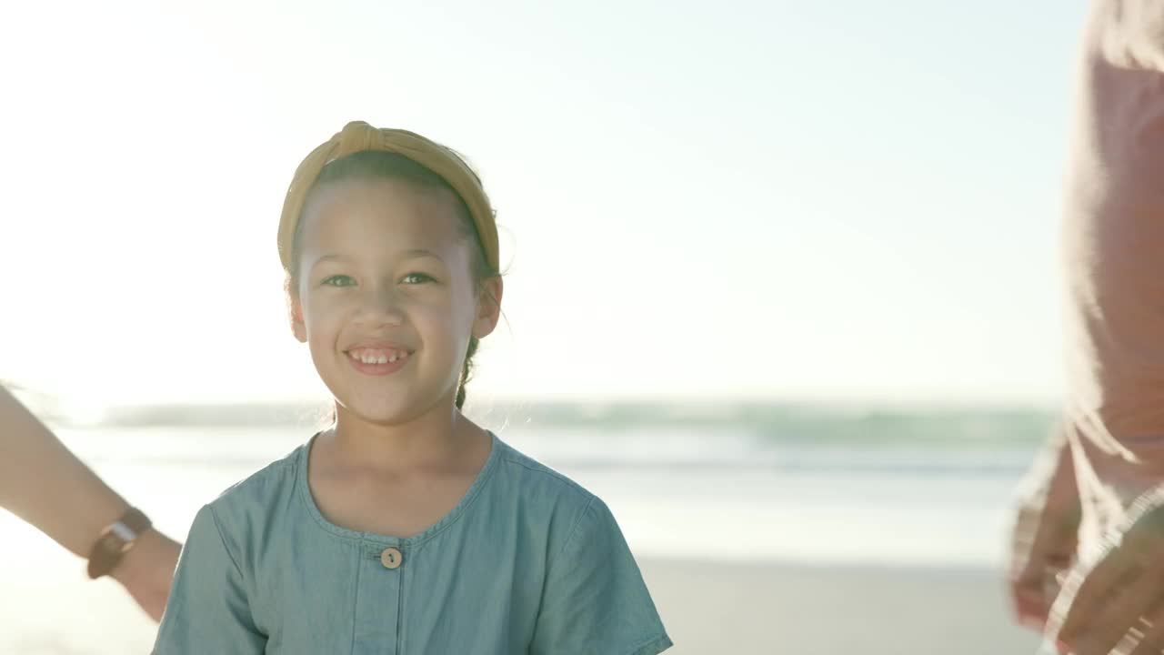 爱，脸和女孩在海滩上与祖父母一起旅行，建立联系或一起度假。节假日、团聚或周末探亲时，快乐、肖像和老人在大自然中拥抱孩子视频素材