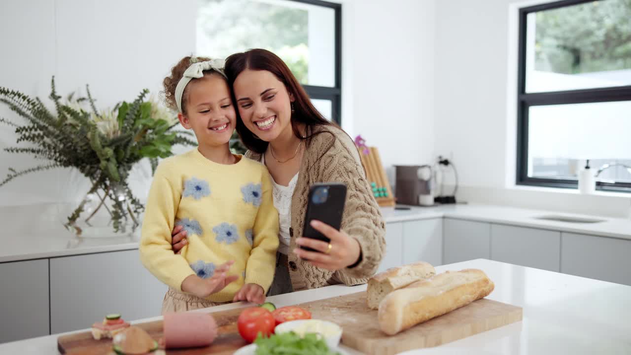 妈妈、孩子或开心的自拍在厨房做饭，健康的食物或三明治在一起。女人、女孩或手机用于社交媒体学习，面包由蔬菜准备膳食视频素材