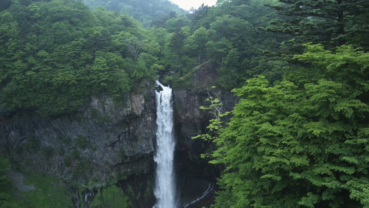 MS TD瀑布在日本枥木县大国子陡峭的岩石表面飞溅视频素材