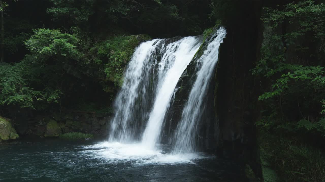 日本静冈县伊豆，夏天的川津七瀑布视频素材