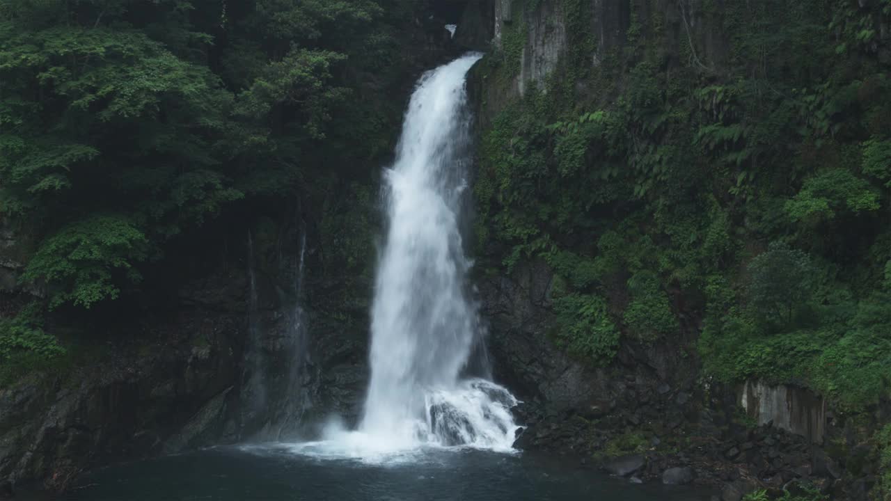 日本静冈县伊豆，夏天的川津七瀑布视频素材