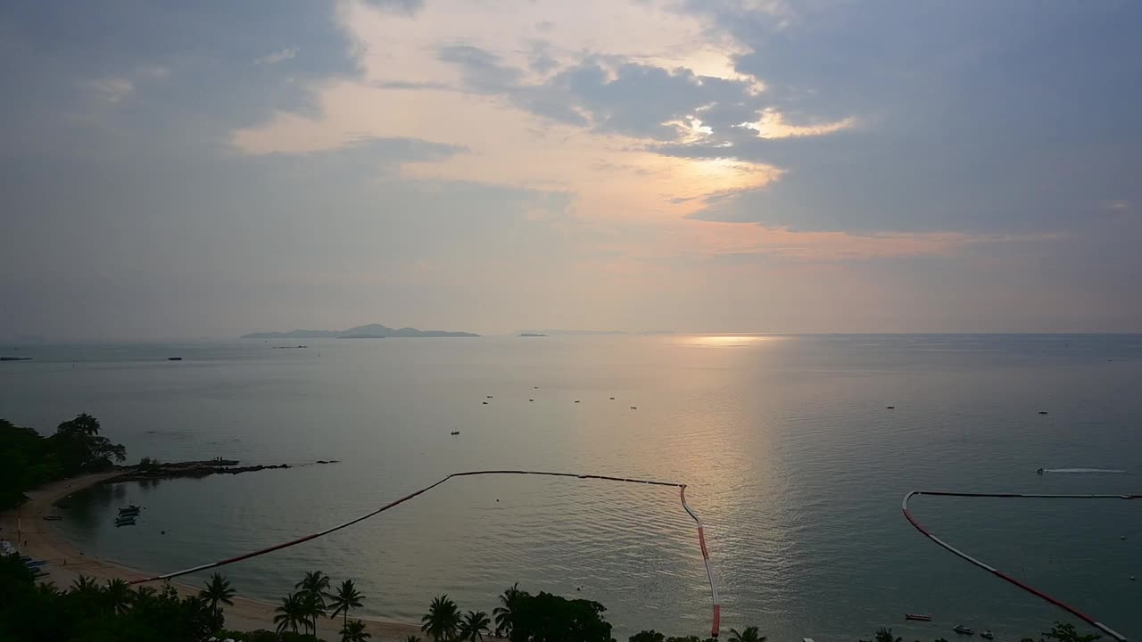 晚上的海洋和海景与蓝天，夏天的自然背景视频下载