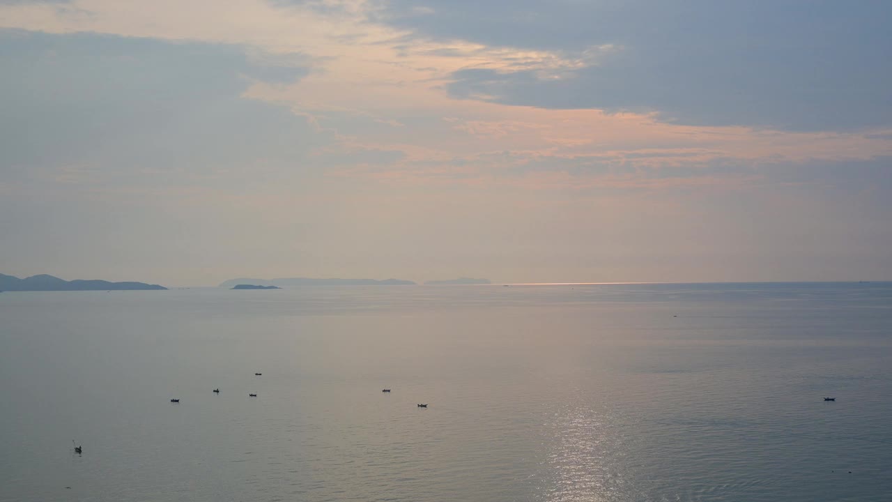 晚上的海洋和海景与蓝天，夏天的自然背景视频素材