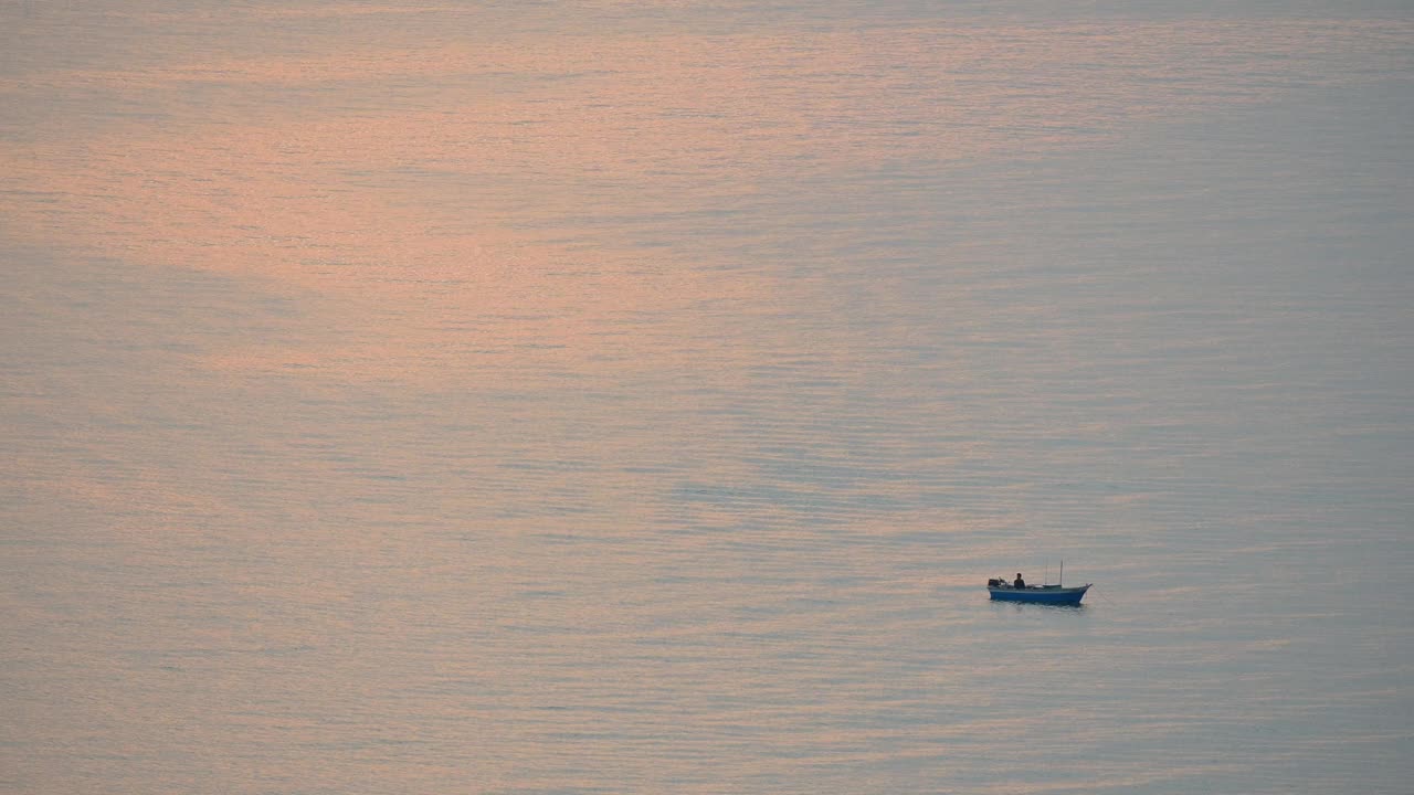 海洋和海景与渔船，自然背景在夏季视频下载