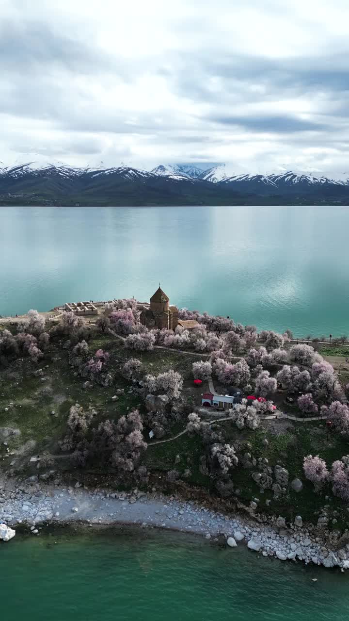 阿克达马尔岛上的亚美尼亚圣十字大教堂视频素材